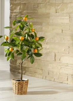 Bäumchen Aus Kunst- Und Textilmaterial