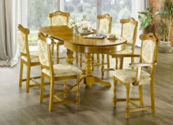 Eichefarbene Esszimmermöbel