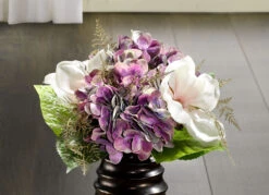 Fliederfarbener Hortensienstrauß