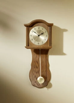 Formschöne Wanduhr Mit Quarzuhrwerk