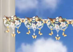 Frühlingshafte Stangendekoration Aus Plauener Spitze