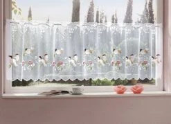 Romantische Fenster- Und Türdekoration Mit Stangendurchzug