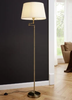 Stehleuchte Aus Messingfarbenem Metall