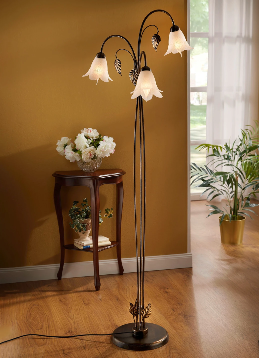 Stehleuchte Aus Metall Mit Dekorativem Beiwerk 3 Stehleuchte Aus Metall Mit Dekorativem Beiwerk