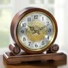 Tischuhr Goldfarbener Ornamentverzierung -Heim Schmücken Geschäft tischuhr goldfarbener ornamentverzierung farbe braun
