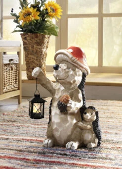 Von Hand Bemalter Igel Mit Laterne